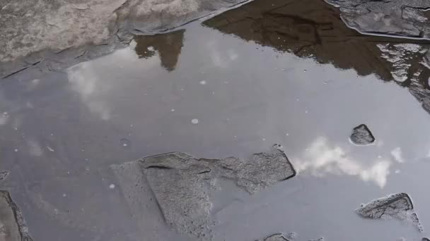 Reflectie Van Lucht Het Water Rock Ground Slide Links Dan — Stockvideo