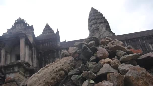 岩の建物の前に積み上げ岩 スライド 左その後右 — ストック動画