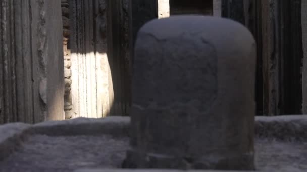 Στρογγυλή Πέτρα Που Περιβάλλεται Από Ερείπια Slide Handheld Αριστερά Προς — Αρχείο Βίντεο