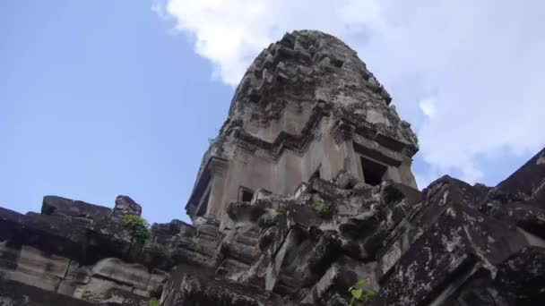 Spinning Rock Building Sky Pan Esquerda Para Direita — Vídeo de Stock