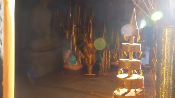 Ήλιος Λάμπει Χρυσά Θρησκευτικά Αγάλματα Slide Πίσω Και Σαράντα — Αρχείο Βίντεο