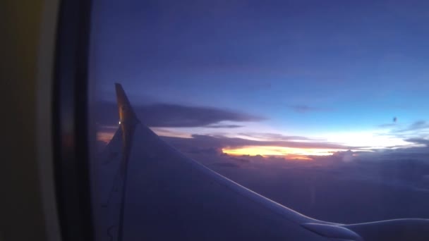 Sonnenuntergang Der Nähe Des Flugzeugflügels Durch Fenster Statisch — Stockvideo