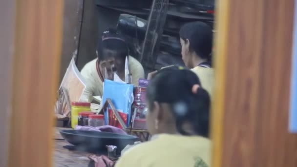 Mujer Trabajando Comiendo Reflexión Del Espejo Diapositiva Izquierda Derecha Mano — Vídeo de stock