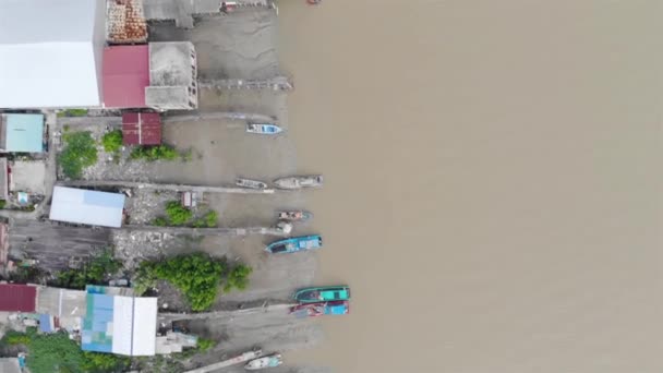 Boten Aangemeerd Het Donkere Zand Van Het Grijze Water Shore — Stockvideo