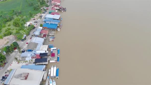 Ουράνια Άποψη Του Ποταμού Μικροσκοπικά Υπόστεγα Κατοικιών Για Τους Αλιείς — Αρχείο Βίντεο