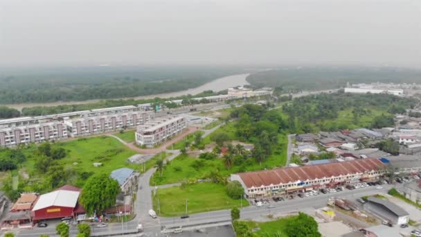 Weiße Und Bunte Gebäude Mit Grünen Palmen Rund Den Fluss — Stockvideo