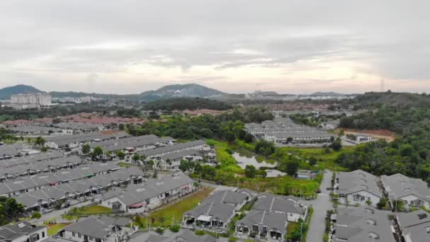 Sky View Houses Foreground Horizon Mountains Aerial Shot — Vídeo de Stock