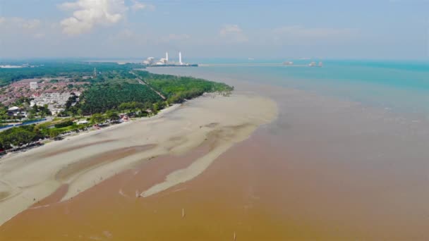 Fabriksbyggnad Horisonten Vackra Tropiska Stranden Förorenar Luften — Stockvideo