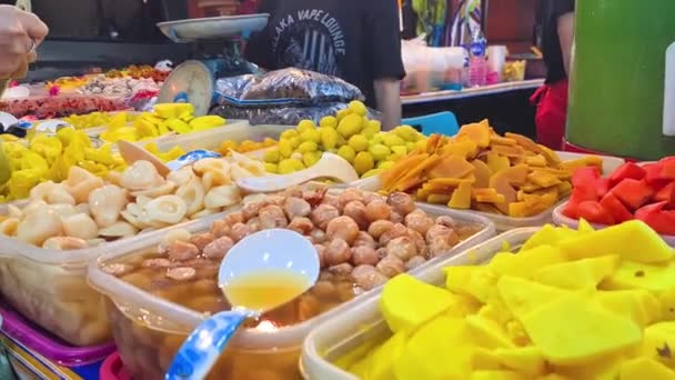 Melaka Night Marketで販売されているキャンディフルーツの盛り合わせ クローズアップ — ストック動画