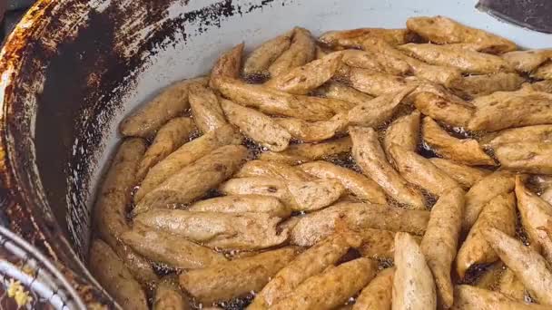 Fiskkex Aka Keropok Lekor Deep Fried Big Wok Nattmarknad Malaysia — Stockvideo