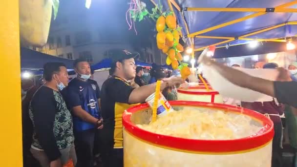 食肆工人在夜间街市享用冰鲜甜奶茶 半封闭食肆 — 图库视频影像
