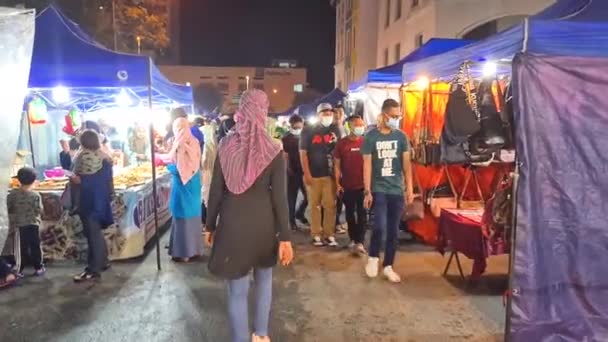 Yerel Malezyalılar Covid Sırasında Melaka Gece Pazarı Nda Maske Takarak — Stok video