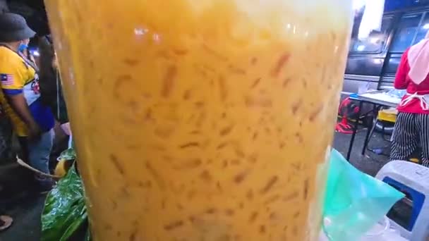 冰镇甜奶茶或Teh Ais Limau在夜市被手工搅拌而成的大桶 — 图库视频影像