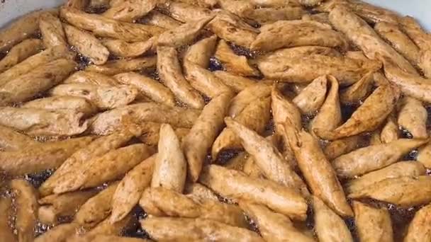 Craquelins Poisson Malaisiens Frits Dans Grand Chaudron Huile Vendu Marché — Video