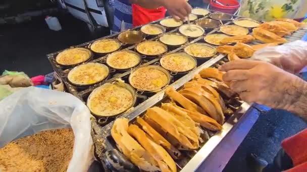 メラカのナイトマーケットで販売されているマレーシアのピーナッツパンケーキ Close — ストック動画