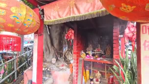 Буддийский Алтарь Снаружи Окружен Красными Кирпичами Китайскими Фонарями — стоковое видео