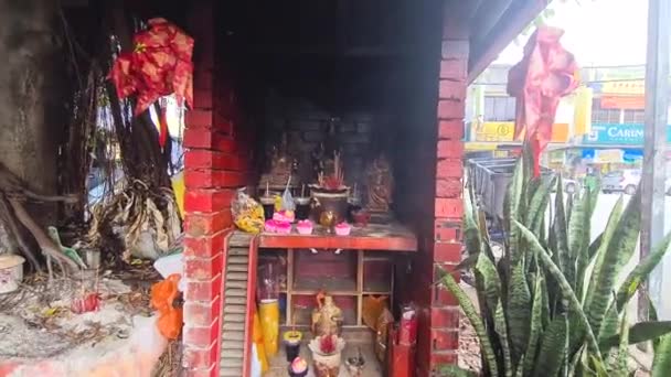 Boeddhistisch Altaar Met Chinese Karakters Rode Lantaarns — Stockvideo