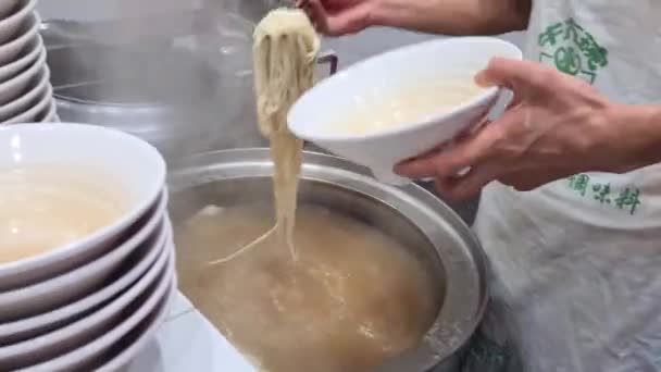 Noodles Proaspăt Gătite Trase Mână Preluate Bețișoare Puse Castron Supă — Videoclip de stoc