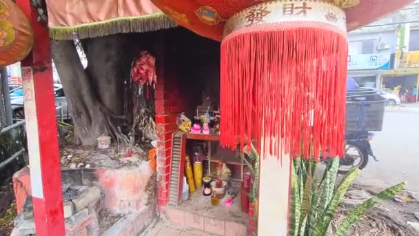 Altar Buddha Merah Outdoor Dengan Bata Merah Dan Patung — Stok Video