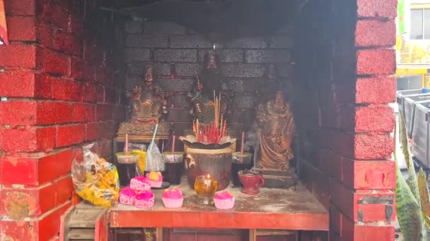 Religiösa Buddhistiska Statyer Vid Röd Altare — Stockvideo