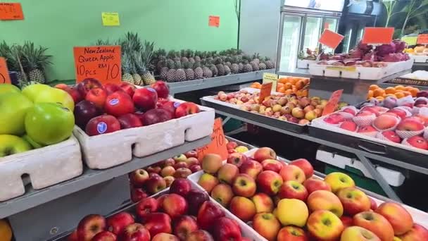 Ποικιλία Φρούτων Από Μήλα Ανανά Μια Αγορά Φρούτων — Αρχείο Βίντεο