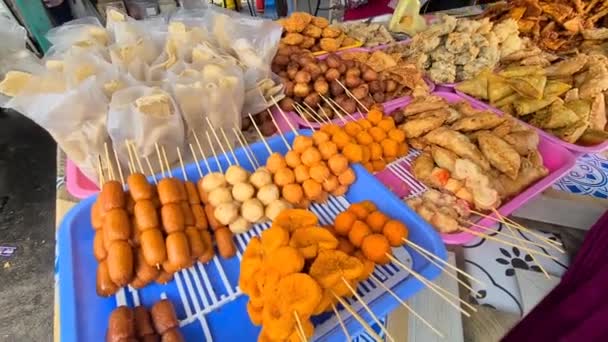 Sortiment Von Frittierten Lebensmitteln Asien Verkauft — Stockvideo
