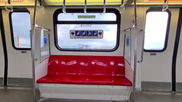 晴れた日に移動電車の中で明るい赤の空の座席 ワイドまだショット — ストック動画
