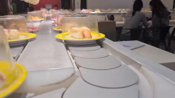 Sushi Correia Transportadora Placas Coloridas Restaurante Japonês — Vídeo de Stock