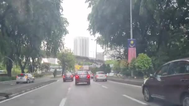 Dirigindo Através Cidade Sob Nuvens Sombrias Cinzentas Cercadas Por Carros — Vídeo de Stock