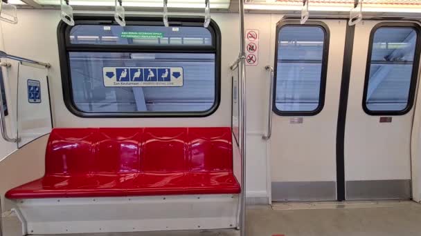 アジアのLrtで空の赤い列車の座席 ワイドショット — ストック動画