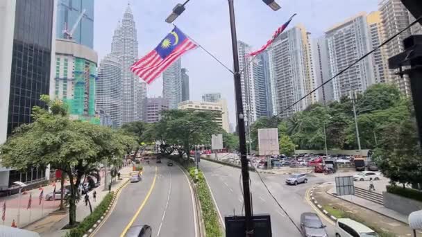 Pełny Widok Klcc Twin Towers Flagą Malezji Machając Wietrze — Wideo stockowe