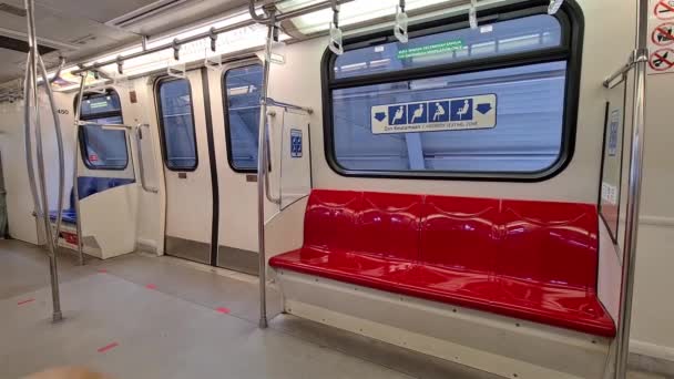 電車の停留所で赤と青の座席付きの空の電車のカート ワイドショット — ストック動画