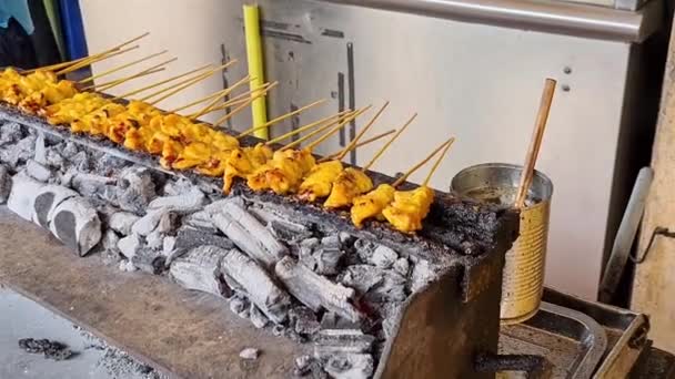 Street Food Chicken Satay Auf Holzspießen Die Über Heißer Schwarzer — Stockvideo