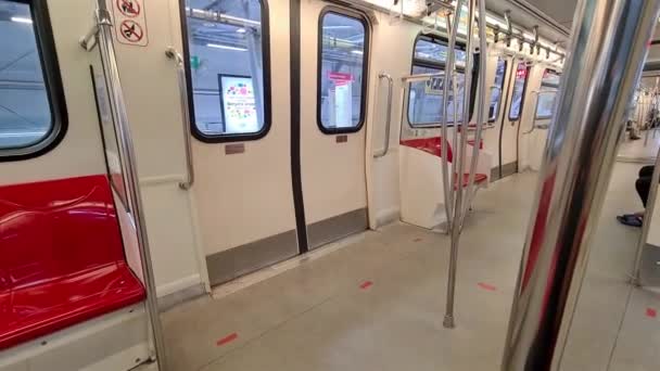 駅で電車のドアを閉じてから移動 ワイドショット — ストック動画