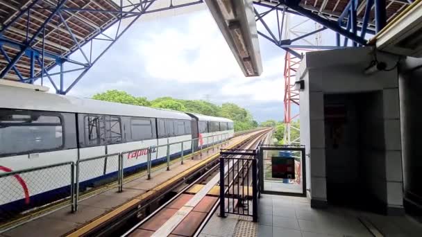 晴れた夏の日に駅を出る列車 ワイドショット — ストック動画