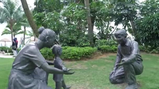 Estátua Família Negra Pan Esquerda Para Direita — Vídeo de Stock