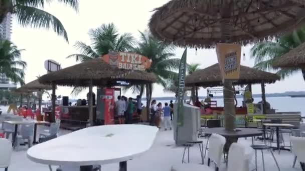 Multidão Frente Beach Cafe — Vídeo de Stock