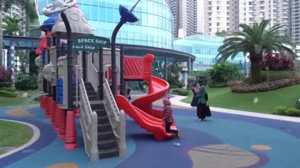 Tłum Małych Dzieci Bawiących Się Kolorowym Placu Zabaw — Wideo stockowe