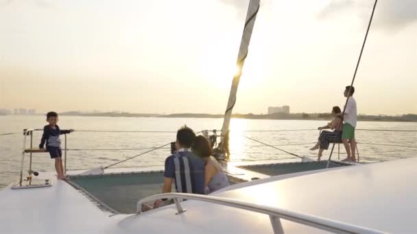 下午乘白船的一家人 — 图库视频影像