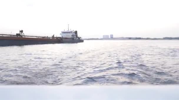 Stor Båt Med Många Små Vågor Havet — Stockvideo