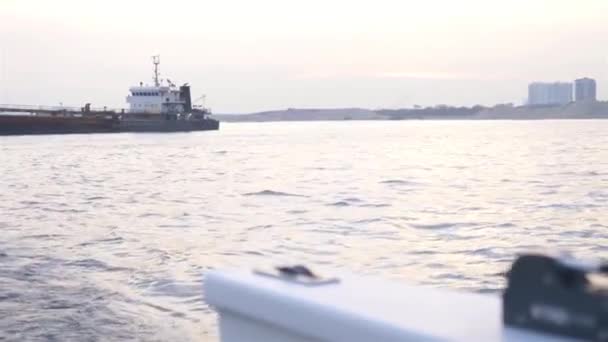 Vista Mar Barco Grande Desde Cubierta Del Barco — Vídeo de stock