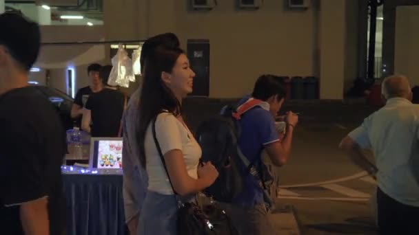 Caminhadas Casal Frente Uma Banca Comida Lotada — Vídeo de Stock