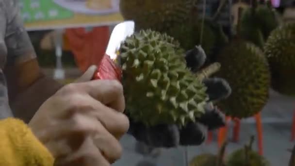 Het Durian Peeling Proces — Stockvideo