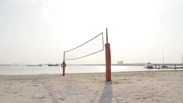 在海滩上打排球的网 左向右滑动 — 图库视频影像