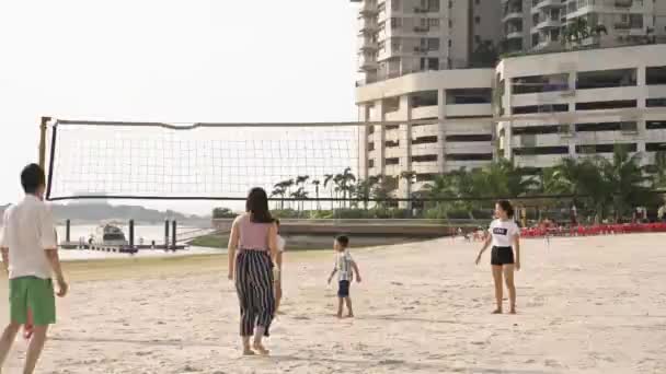 Мальчик Который Бросает Мяч Время Игры Пляжный Футбол — стоковое видео