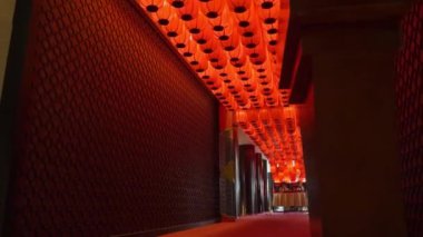 Güzel Kırmızı Çin Işıklarıyla dolu Koridor 
