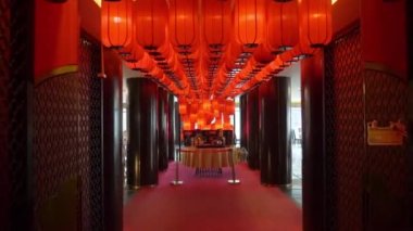 Güzel Kırmızı Çin Işıklarıyla dolu Koridor 