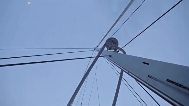 Pólo Branco Grande Navio Com Muitas Cordas — Vídeo de Stock