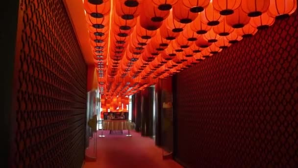 Hal Met Rijen Van Mooie Rode Chinese Lichten — Stockvideo