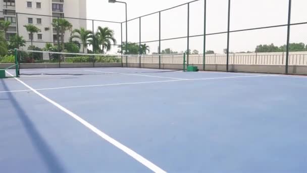 Blue Tennis Court Nära Lägenheterna — Stockvideo